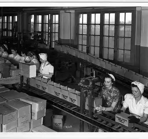 Kellogg employees producing rations for the US armed forces during WWII
